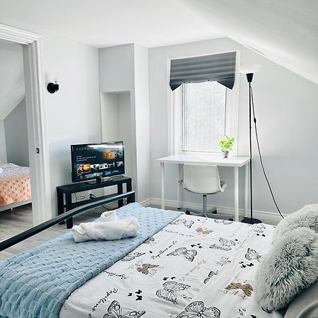 Cozy 2Br House Near Centre With Patio, Bbq, Backyard, And Netflix Apartamento Peterborough Exterior foto