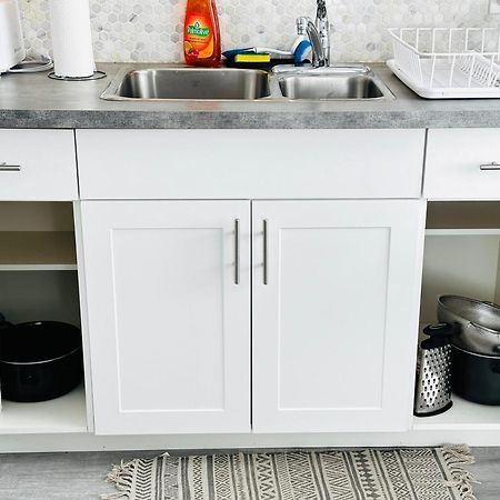 Cozy 2Br House Near Centre With Patio, Bbq, Backyard, And Netflix Apartamento Peterborough Exterior foto
