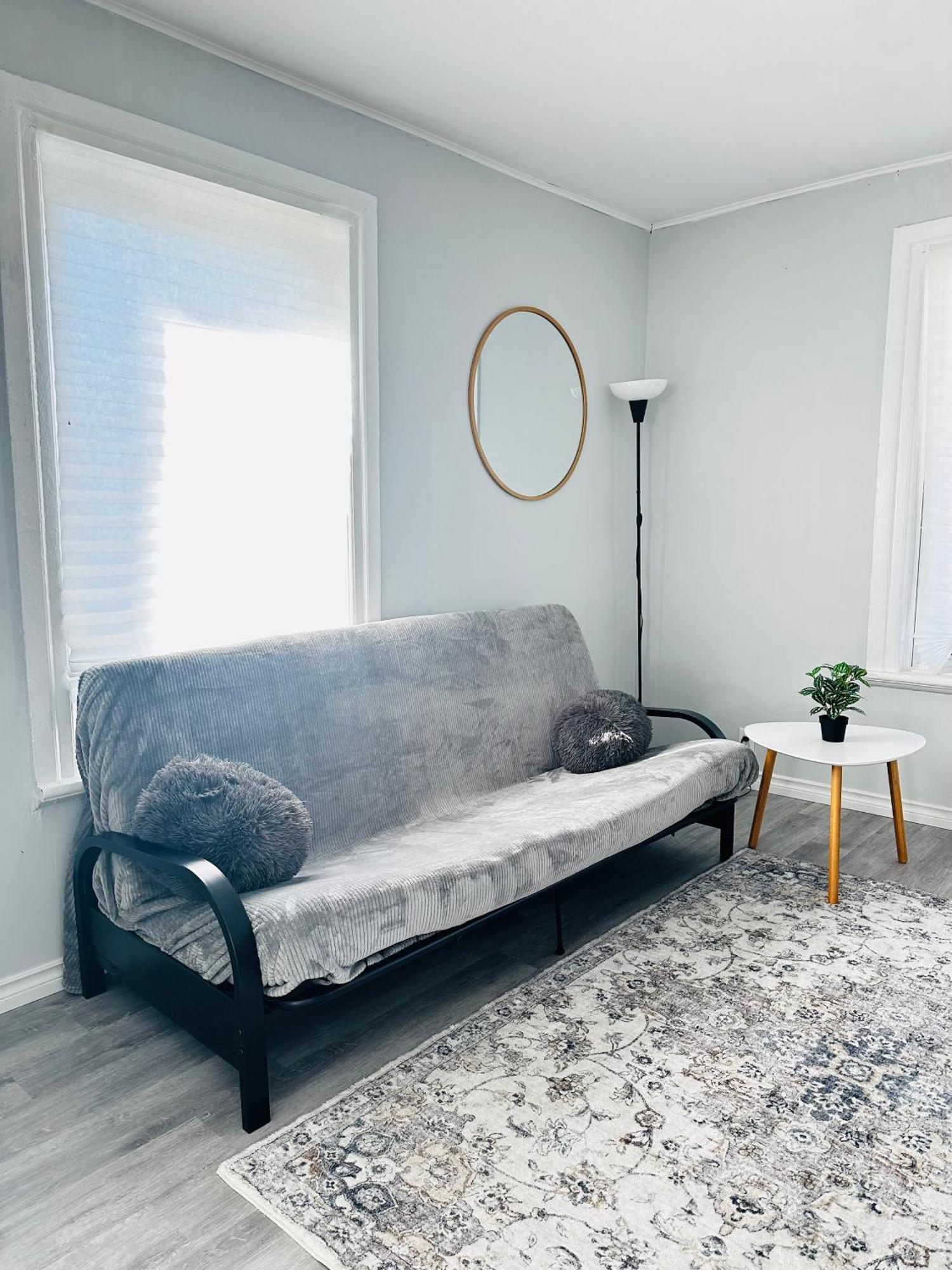 Cozy 2Br House Near Centre With Patio, Bbq, Backyard, And Netflix Apartamento Peterborough Exterior foto