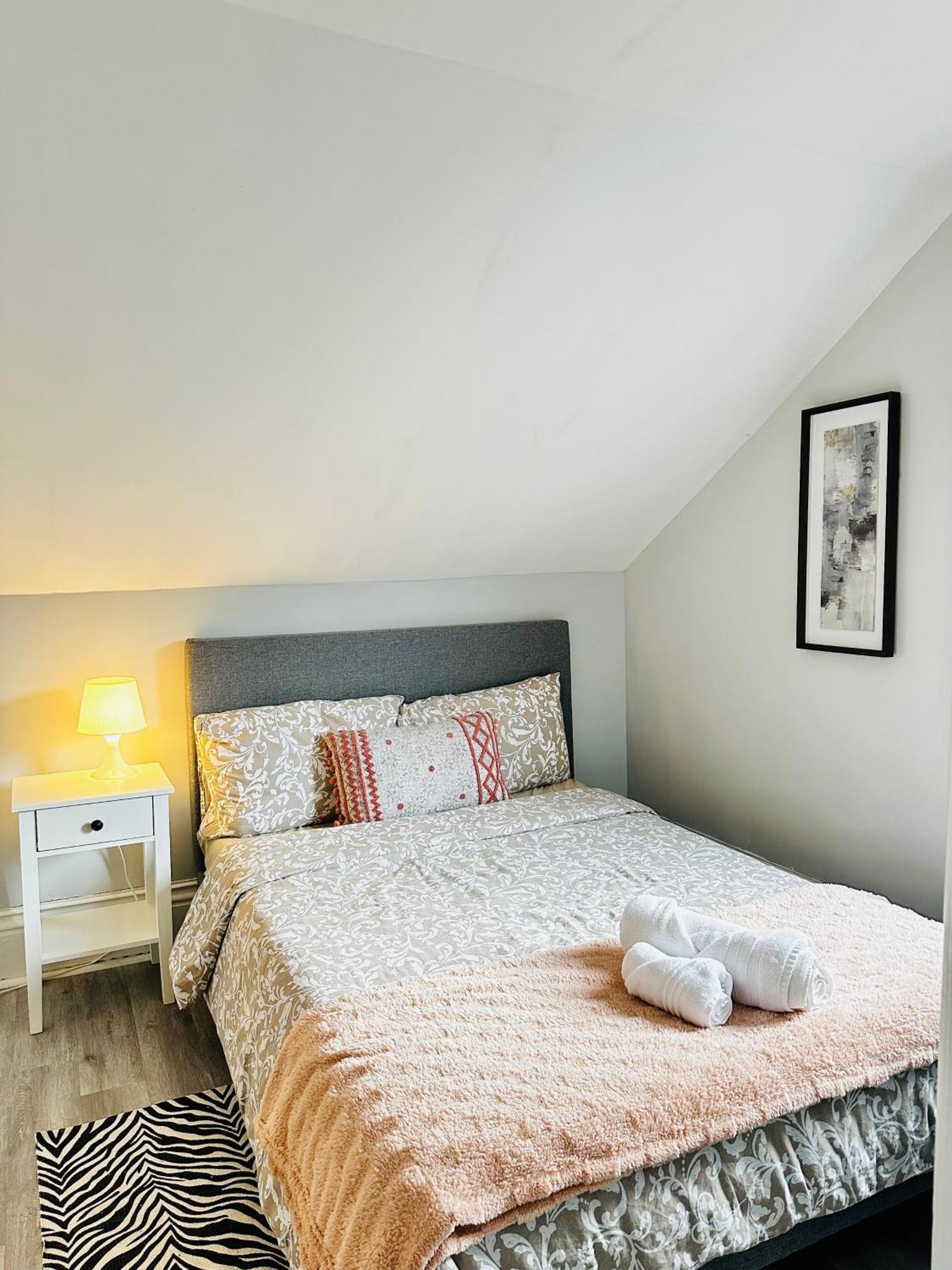 Cozy 2Br House Near Centre With Patio, Bbq, Backyard, And Netflix Apartamento Peterborough Exterior foto