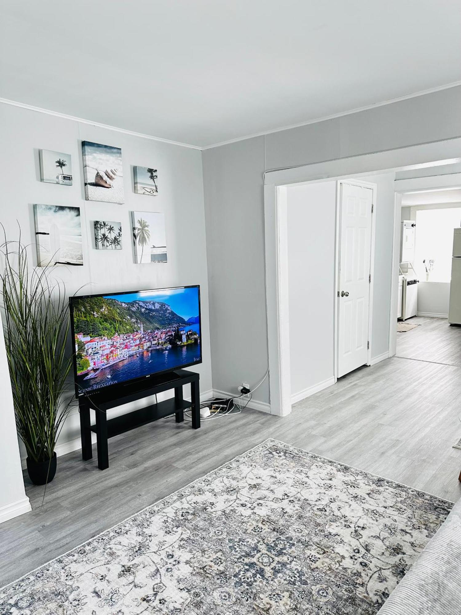 Cozy 2Br House Near Centre With Patio, Bbq, Backyard, And Netflix Apartamento Peterborough Exterior foto
