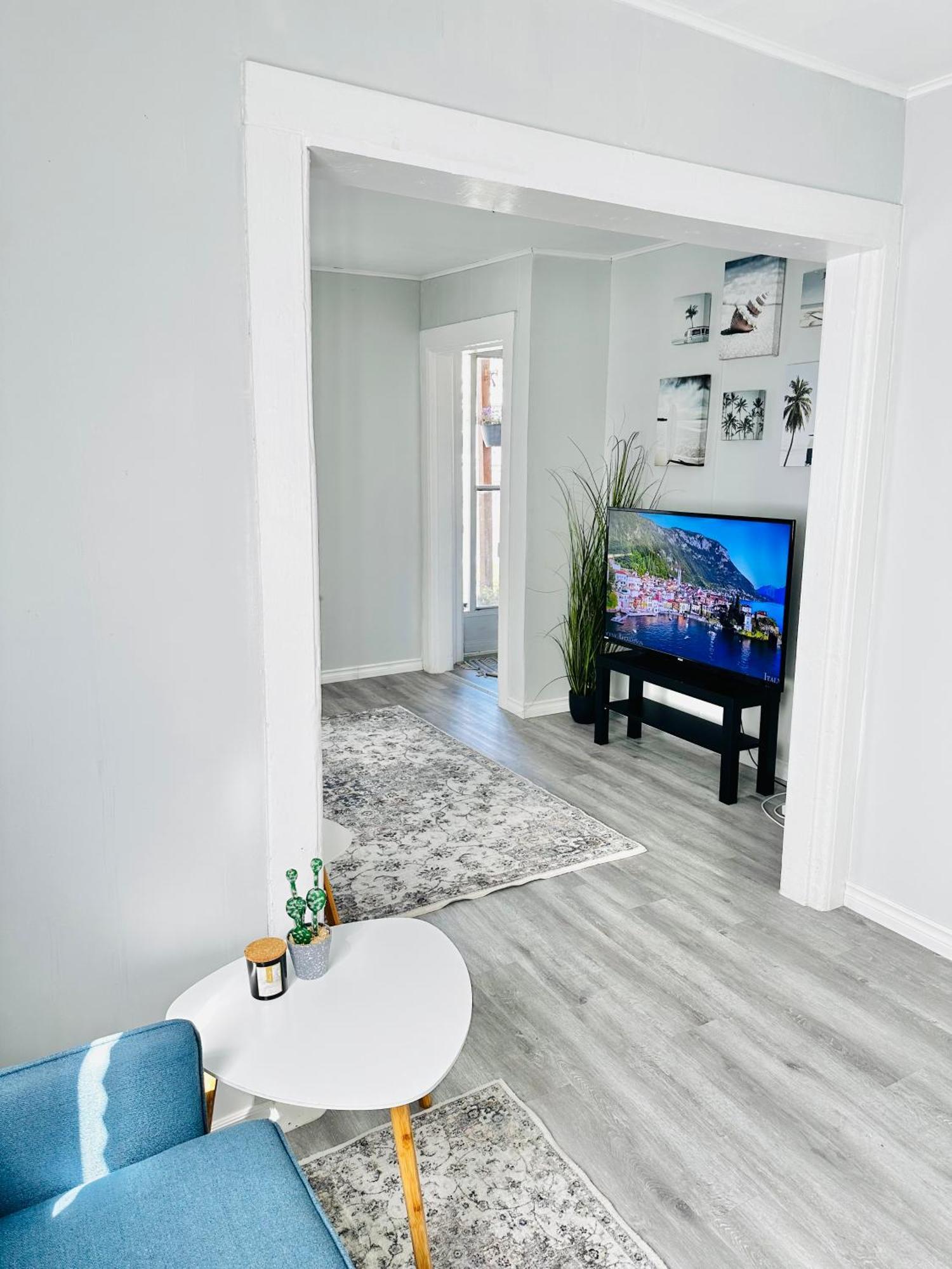 Cozy 2Br House Near Centre With Patio, Bbq, Backyard, And Netflix Apartamento Peterborough Exterior foto