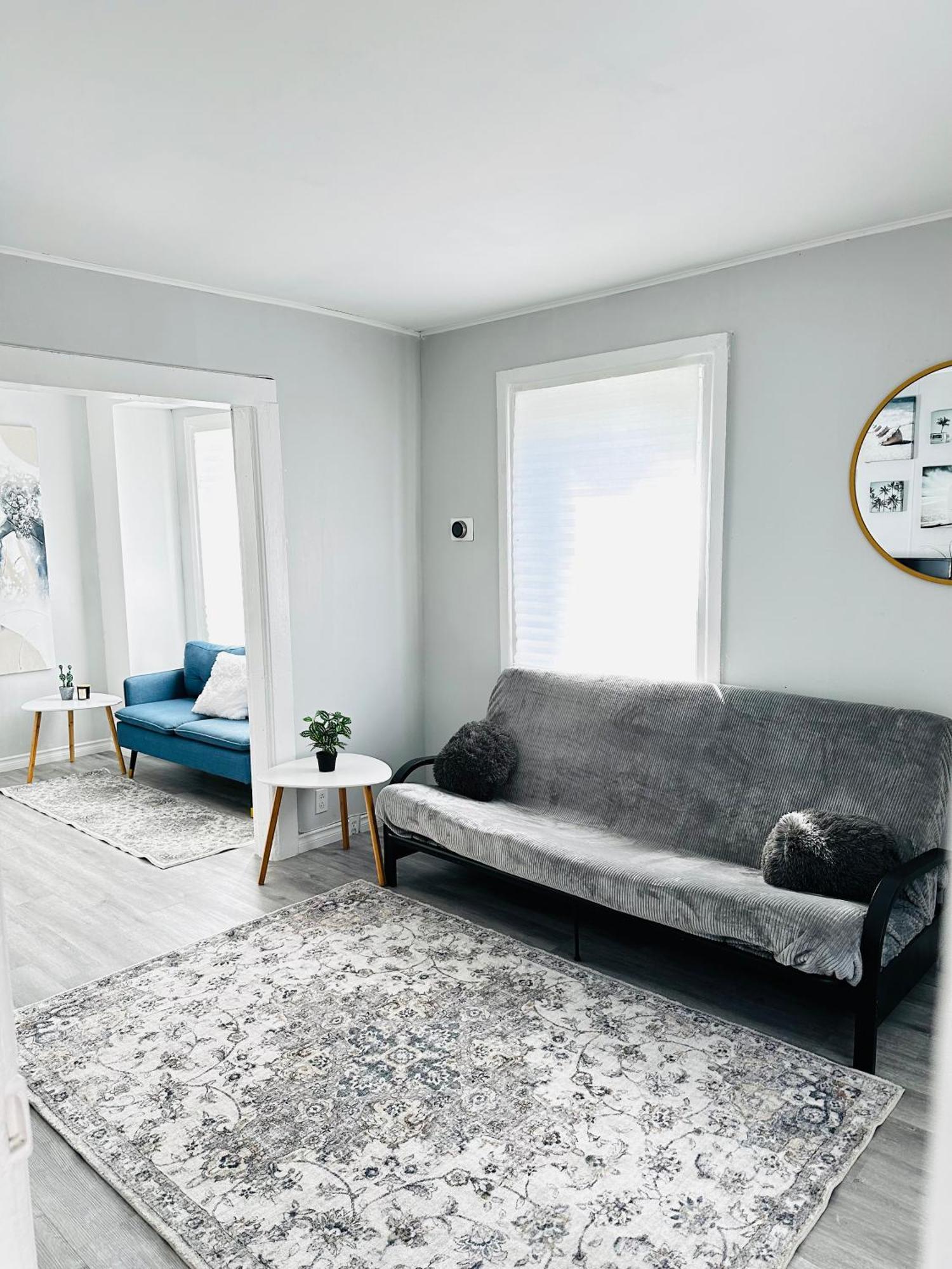 Cozy 2Br House Near Centre With Patio, Bbq, Backyard, And Netflix Apartamento Peterborough Exterior foto
