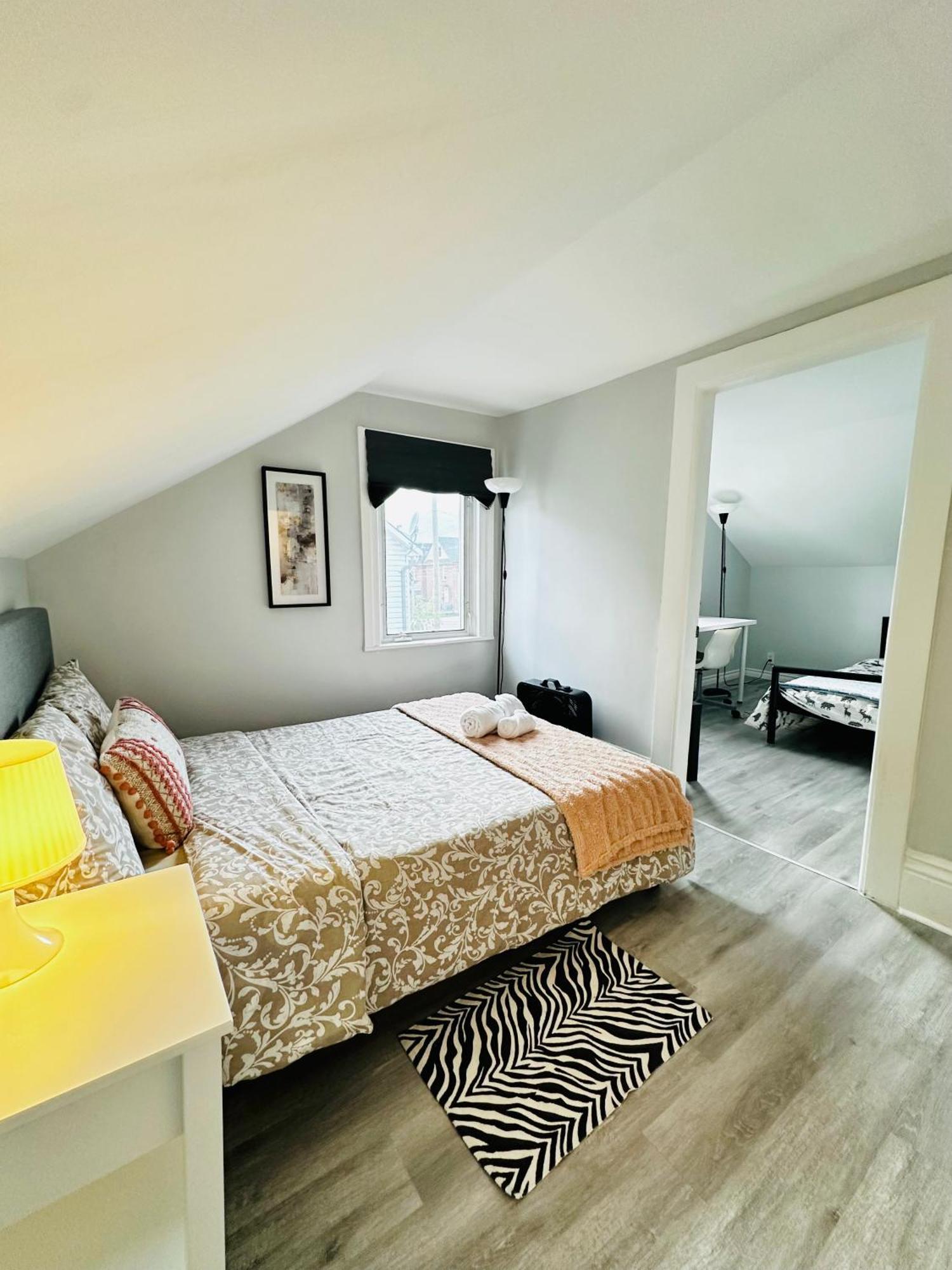 Cozy 2Br House Near Centre With Patio, Bbq, Backyard, And Netflix Apartamento Peterborough Exterior foto