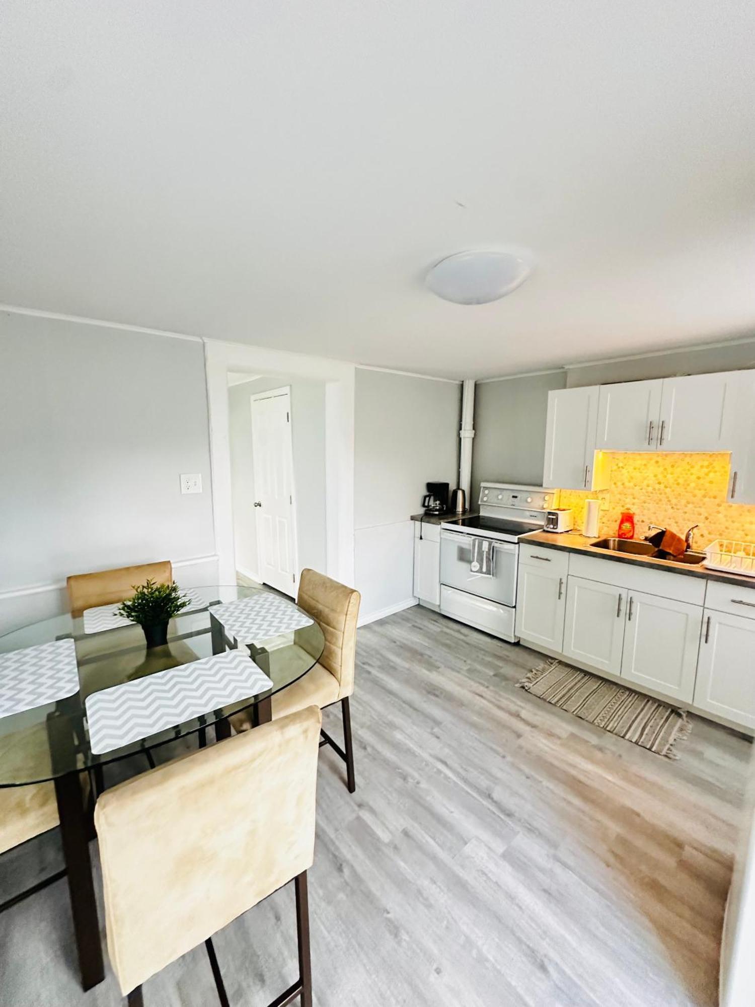 Cozy 2Br House Near Centre With Patio, Bbq, Backyard, And Netflix Apartamento Peterborough Exterior foto