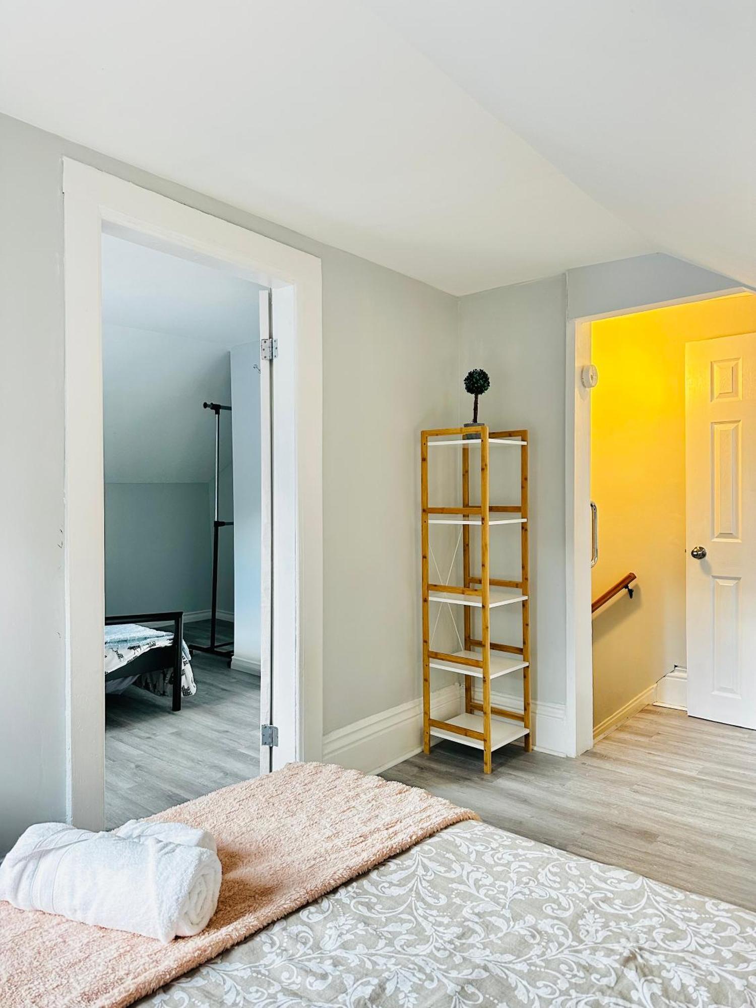 Cozy 2Br House Near Centre With Patio, Bbq, Backyard, And Netflix Apartamento Peterborough Exterior foto