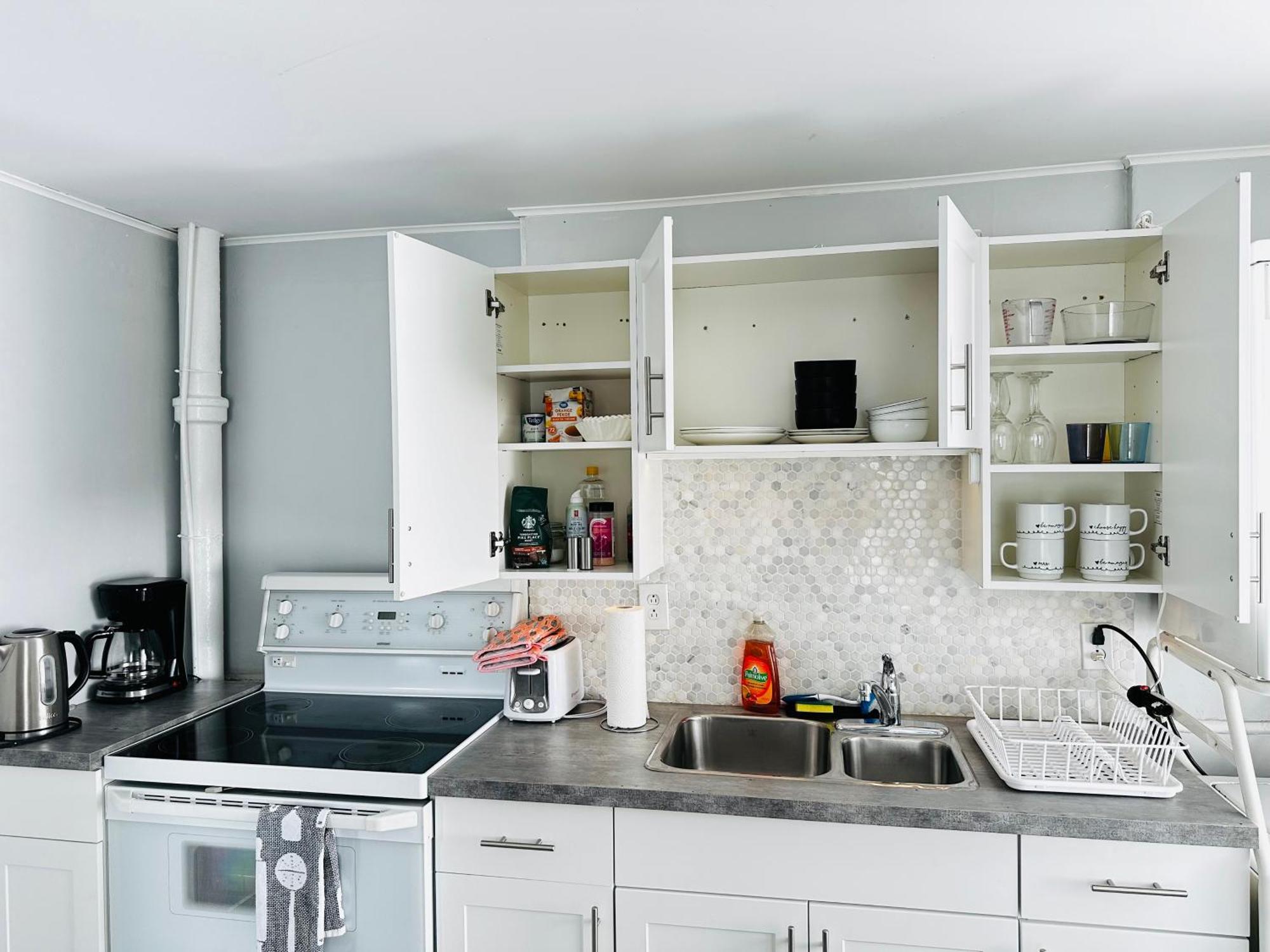 Cozy 2Br House Near Centre With Patio, Bbq, Backyard, And Netflix Apartamento Peterborough Exterior foto