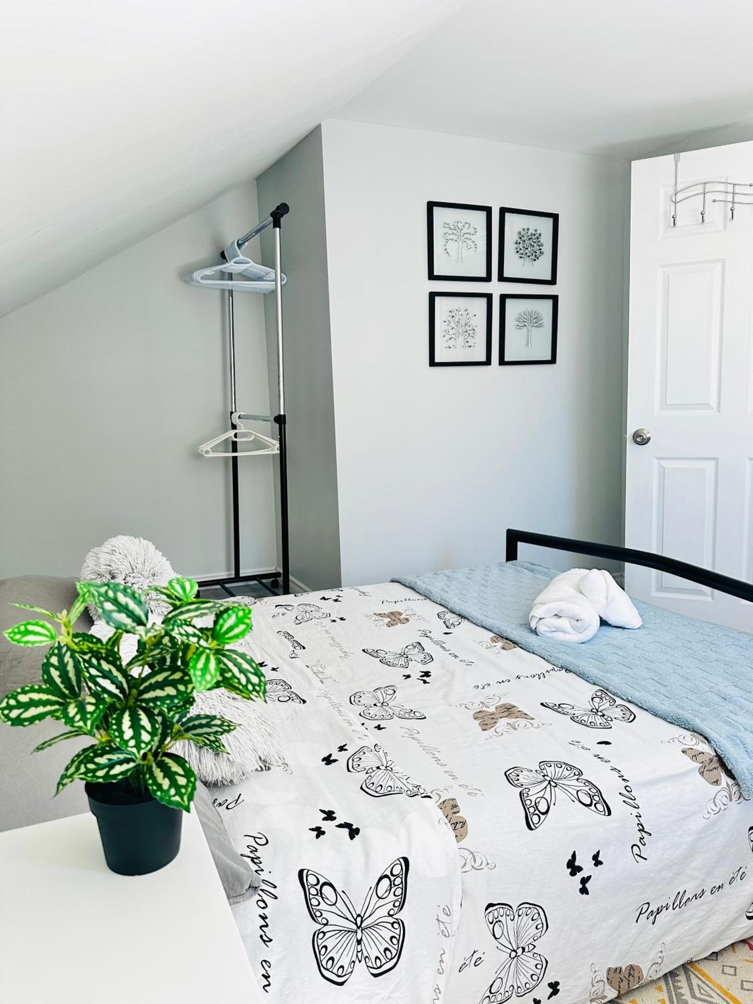 Cozy 2Br House Near Centre With Patio, Bbq, Backyard, And Netflix Apartamento Peterborough Exterior foto