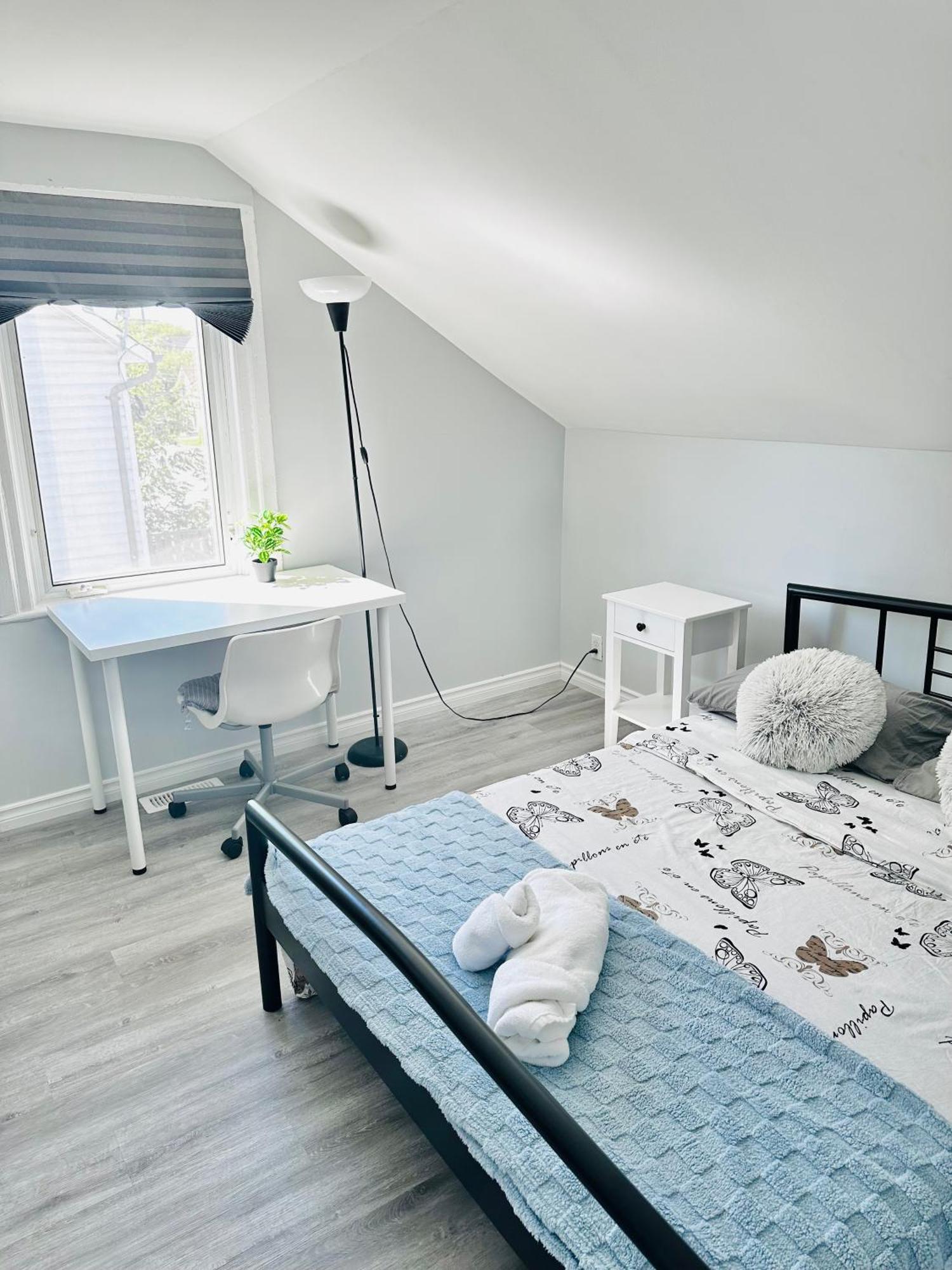 Cozy 2Br House Near Centre With Patio, Bbq, Backyard, And Netflix Apartamento Peterborough Exterior foto