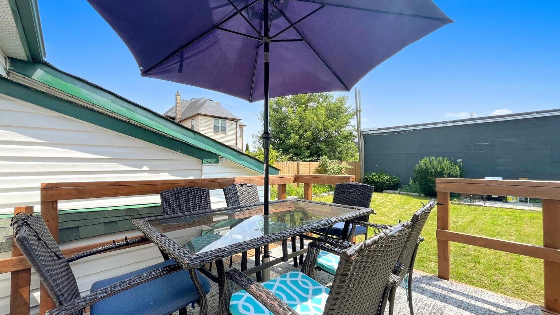 Cozy 2Br House Near Centre With Patio, Bbq, Backyard, And Netflix Apartamento Peterborough Exterior foto