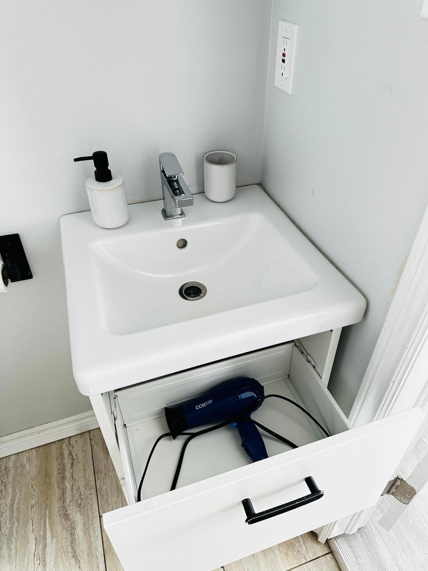 Cozy 2Br House Near Centre With Patio, Bbq, Backyard, And Netflix Apartamento Peterborough Exterior foto
