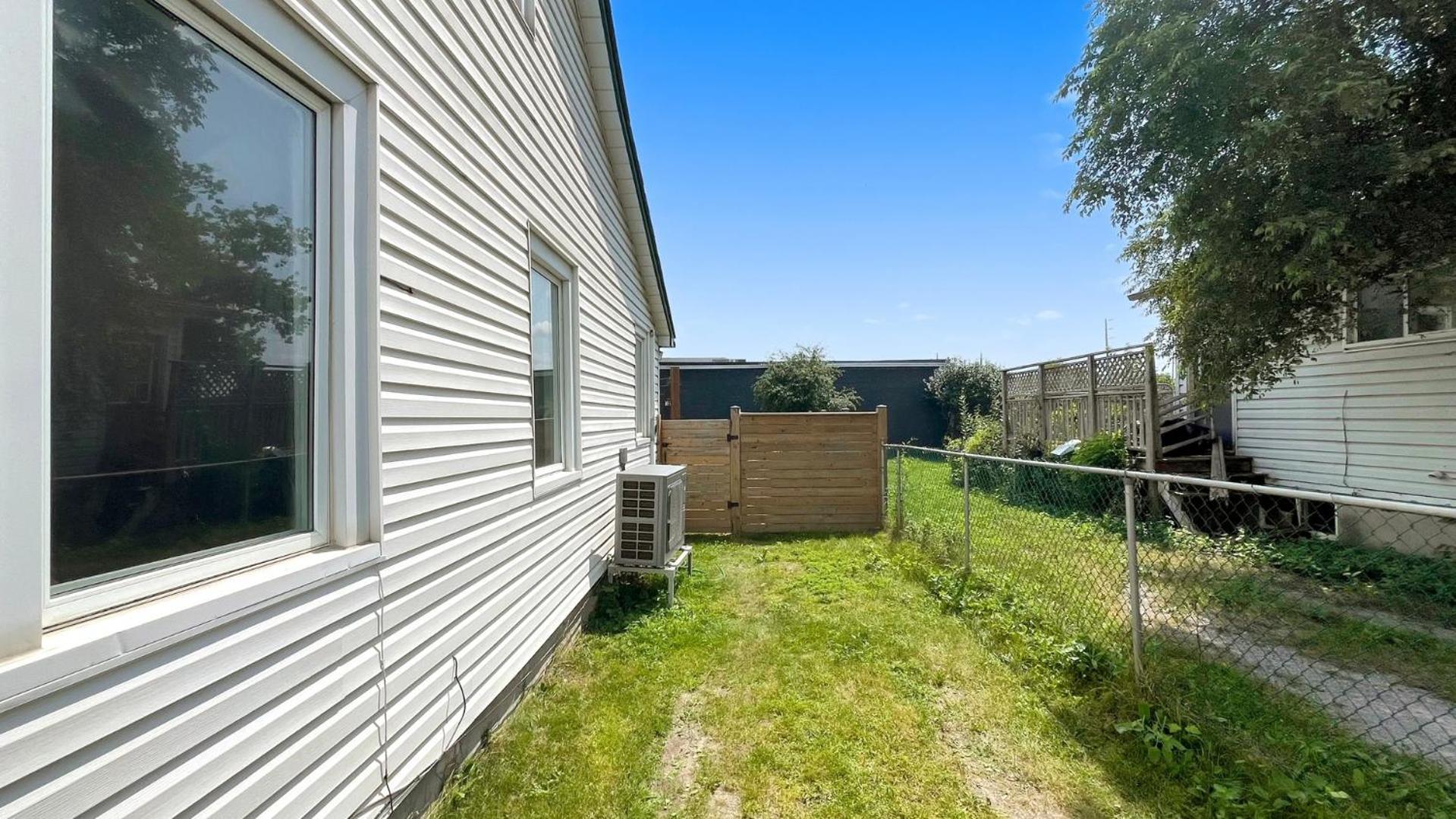 Cozy 2Br House Near Centre With Patio, Bbq, Backyard, And Netflix Apartamento Peterborough Exterior foto